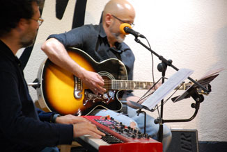 Jimmy (guitarra), Álvaro (teclados)