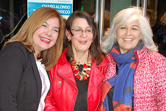 Carmen, Charo y Montse a la puerta del Teatro Liceo